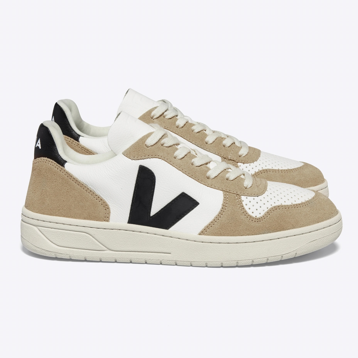 V-10 Leather White Black Sahara (Sumber foto: https://www.veja-store.com/)