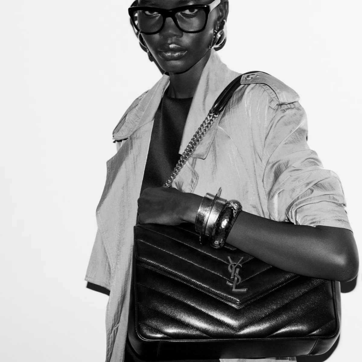 Model memakai tas Loulou Sumber foto: https://www.ysl.com/)