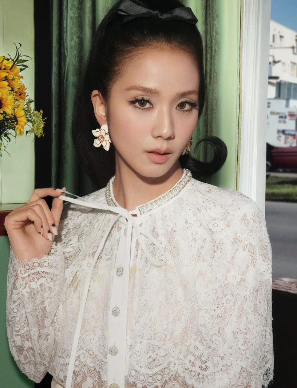 Jisoo Kim dalam campaign terbaru Self-Potrait (sumber: https://www.self-portrait.com/collections/new-worlds-with-jisoo)