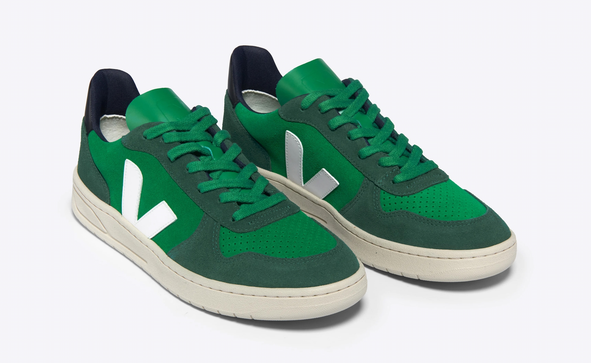 V-10 Suede Emeraude Pierre Black (Sumber foto: https://www.veja-store.com/)