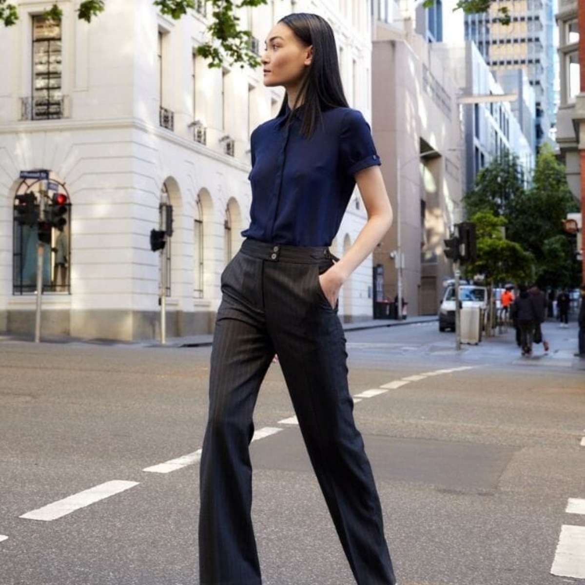 2. Chic Black Trousers yang Elegan dan Bergaya