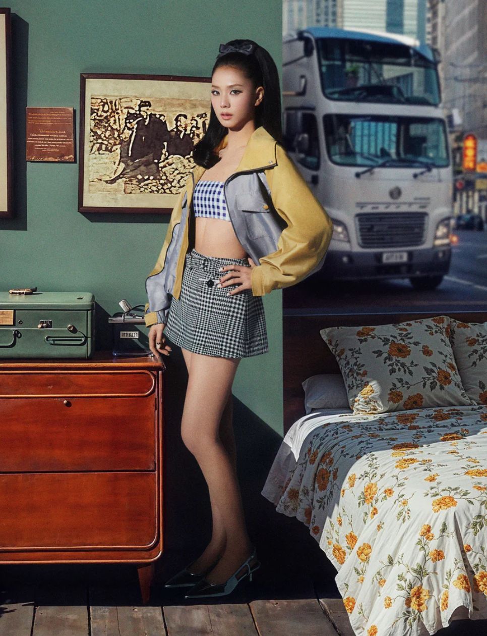 Jisoo Kim dalam campaign terbaru Self-Potrait (sumber: https://www.self-portrait.com/collections/new-worlds-with-jisoo)