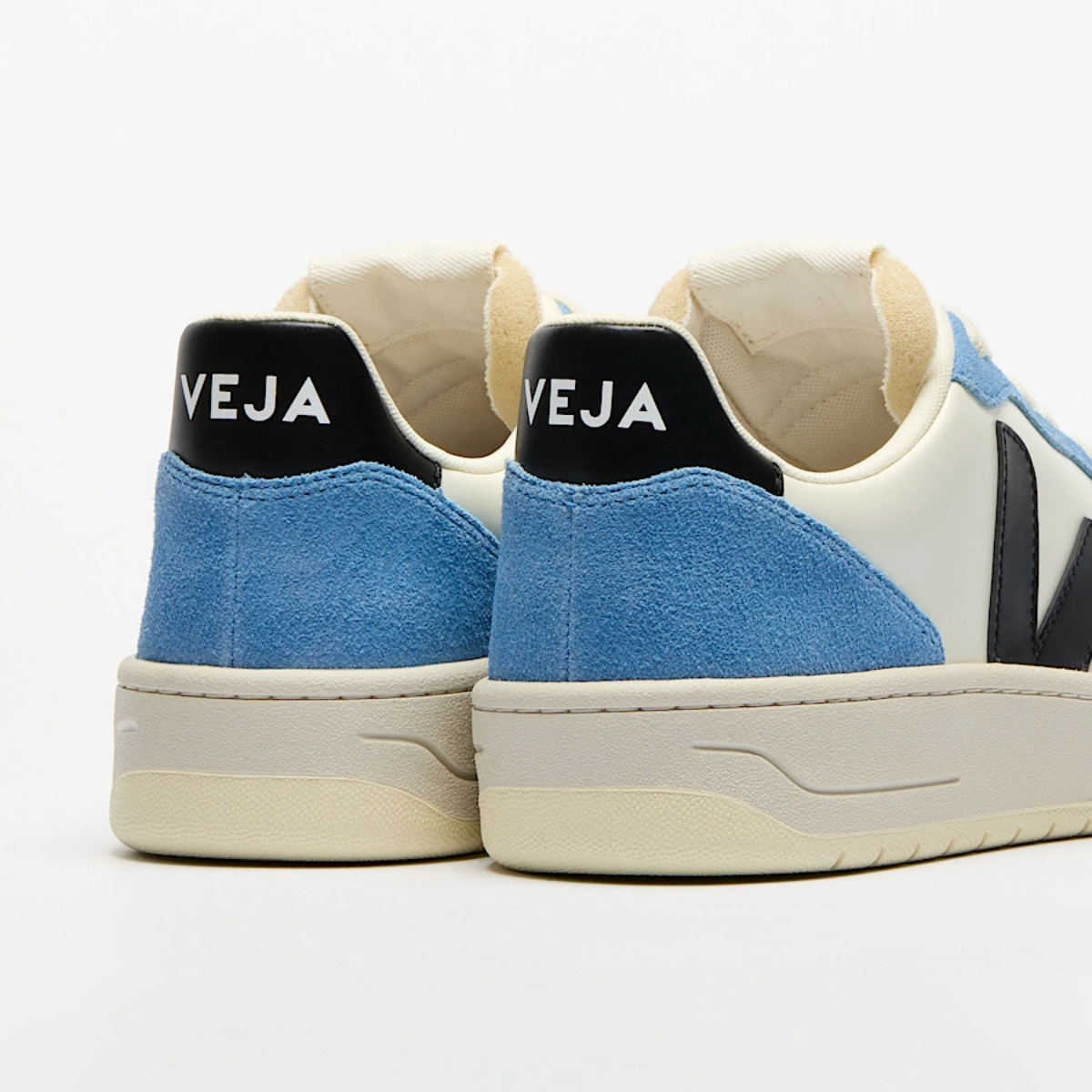 Logo pada heel (Sumber foto: https://www.veja-store.com/)