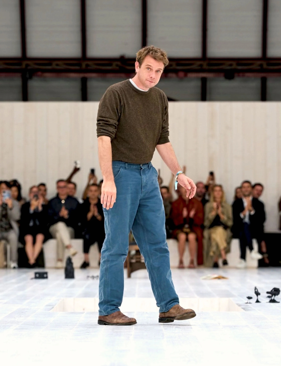 Jonathan Anderson dalam salah satu closing runway (sumber: https://www.voguebusiness.com/story/fashion/who-is-the-next-jonathan-anderson)