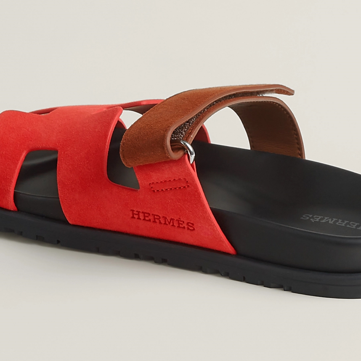 2. Perhatikan Stitching Sandal
