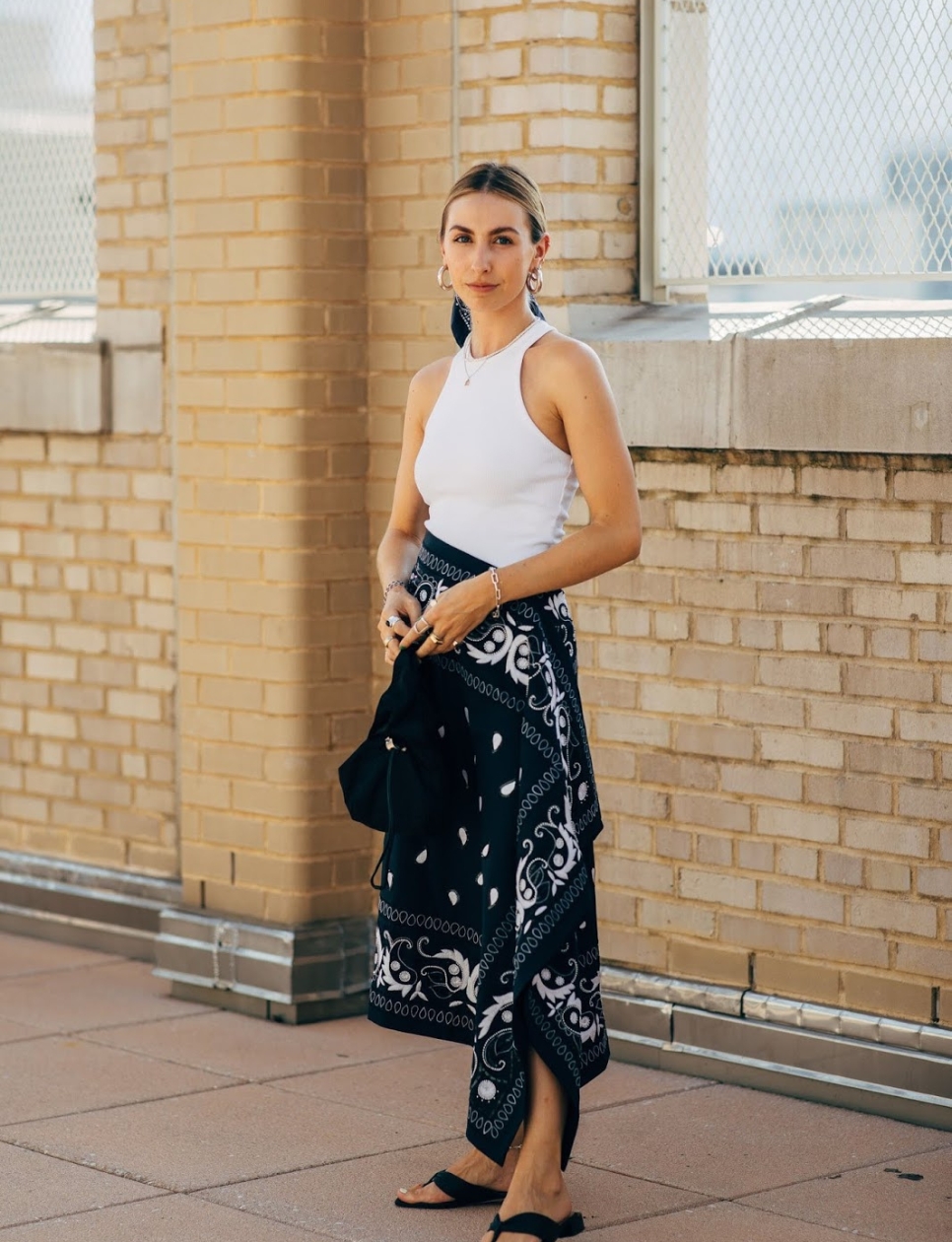 1. Tank Tops dan Scarf Skirt