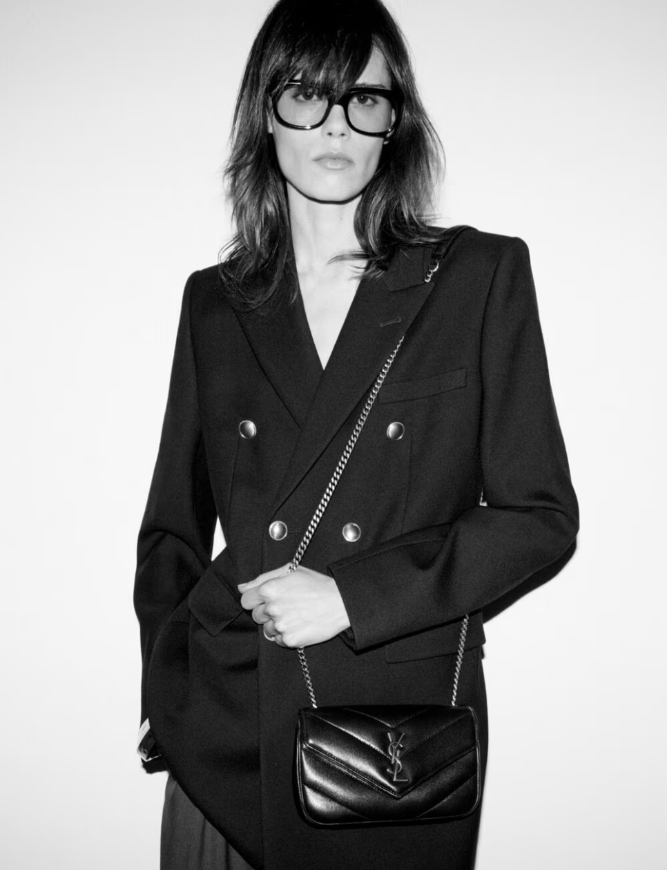 Tas Mini Loulou bisa dipakai untuk hangout (Sumber foto: https://www.ysl.com/)