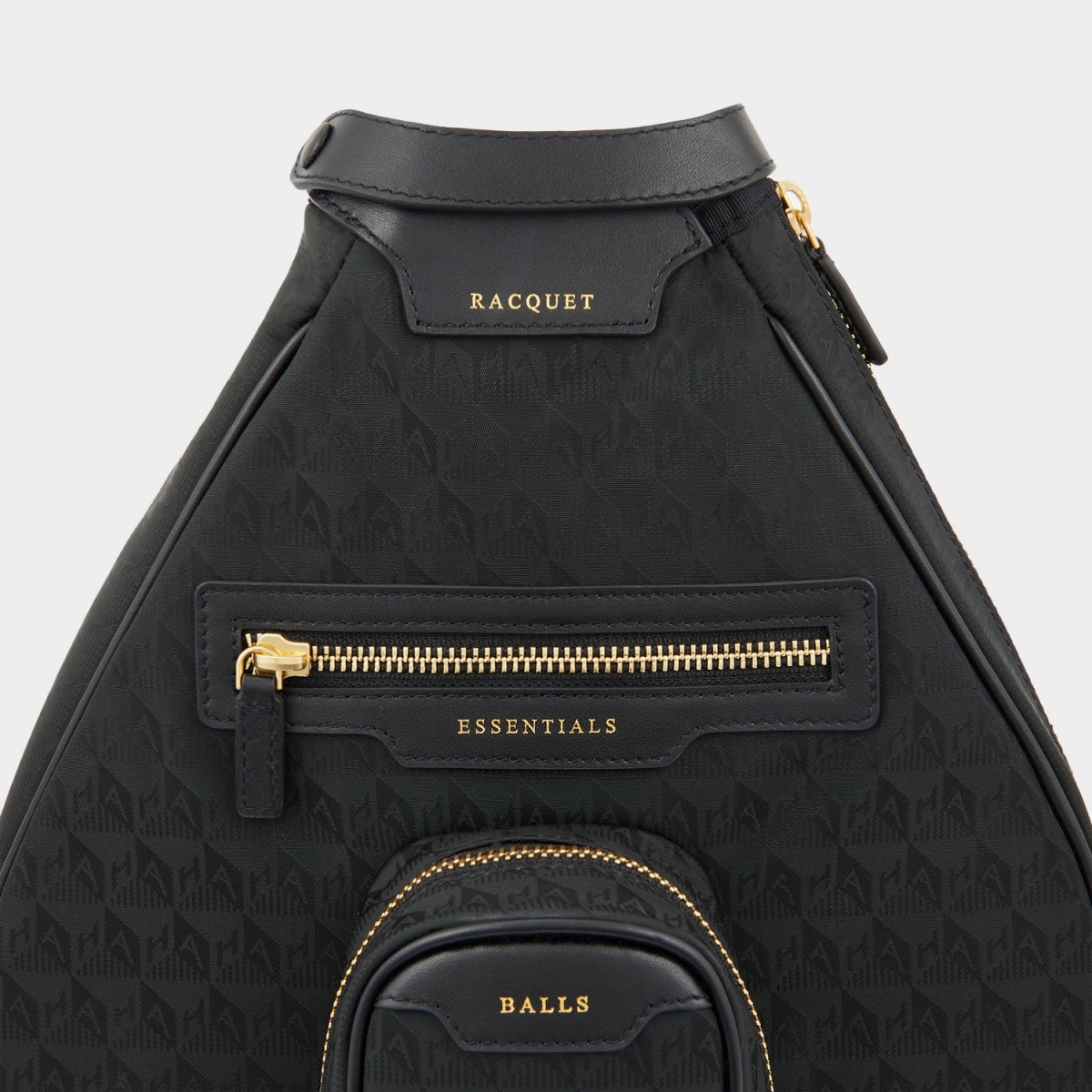 Storage pada tas (Sumber foto: https://www.anyahindmarch.com/)