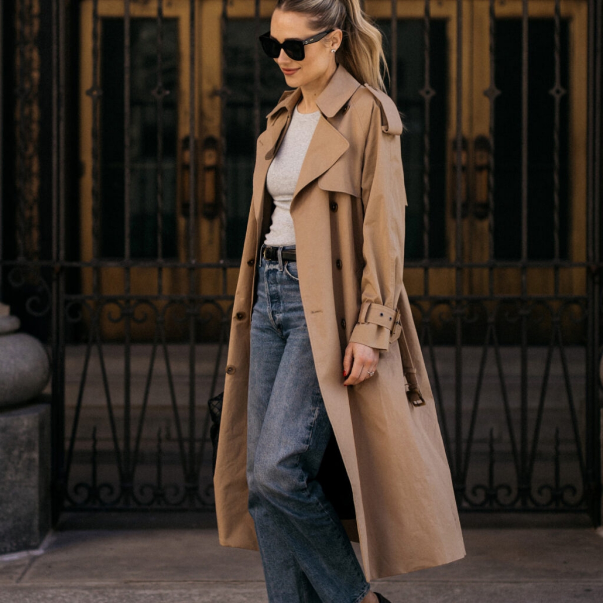 5. Classic Trench dengan Nuansa Modern