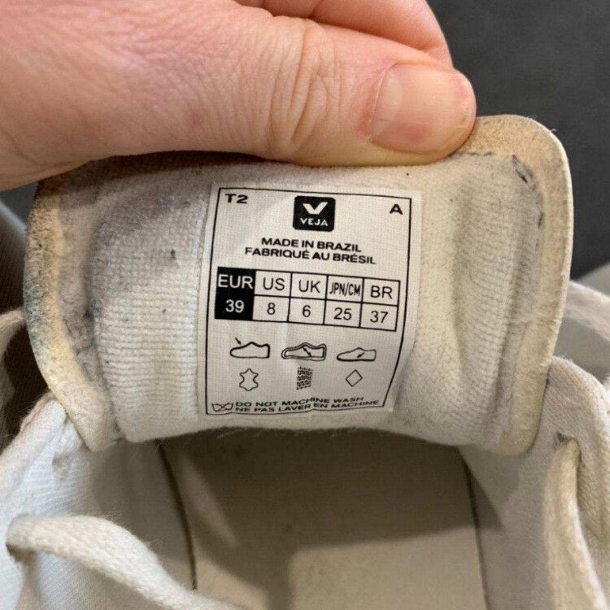 Care tag (Sumber foto: https://designerwardrobe.co.nz/)
