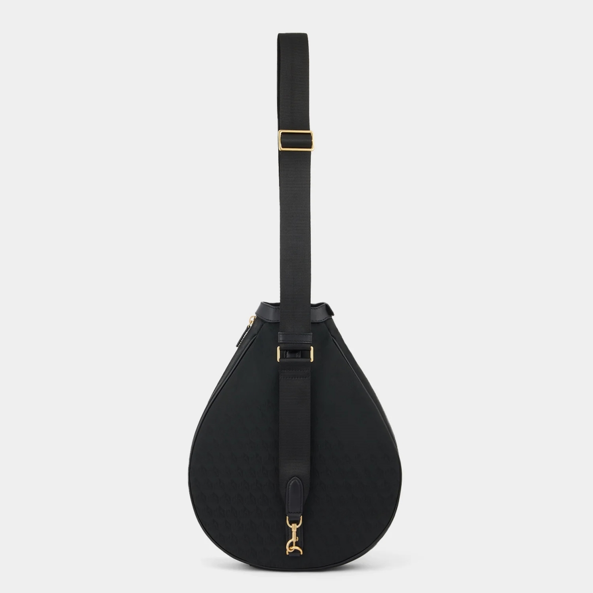 Strap tas padel (Sumber foto: https://www.anyahindmarch.com/)