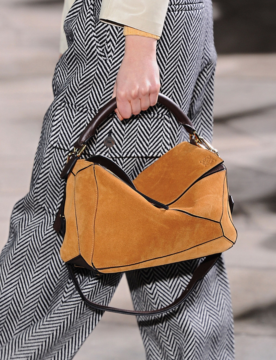 The Puzzle Bag dari Loewe (sumber: https://www.harpersbazaar.com/fashion/designers/g64205694/jonathan-anderson-loewe-best-moments-looks/)
