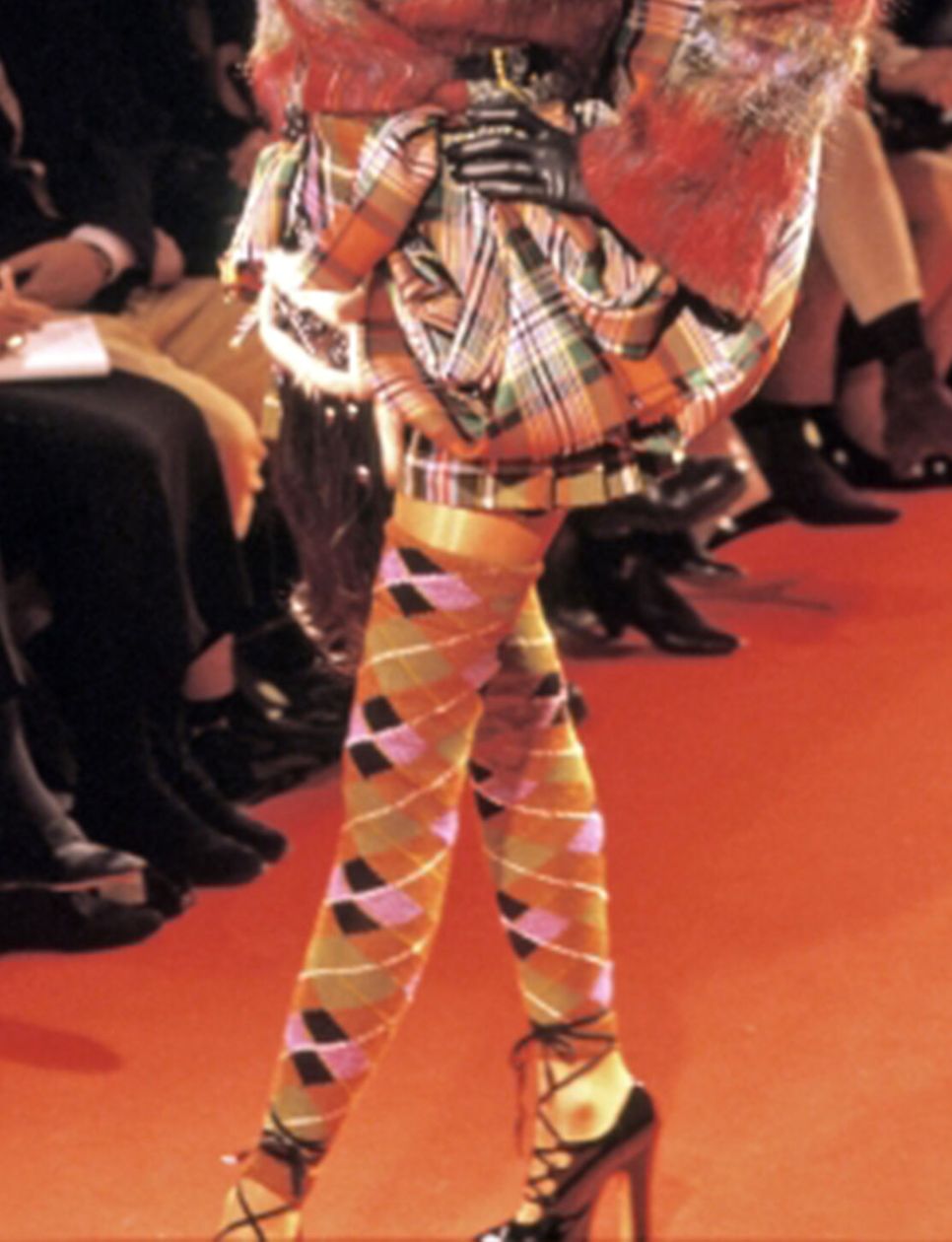 Vivienne Westwood Anglomania AW1993 (sumber: https://www.viviennewestwood.com/westwood-world/heritage/thou-shall-kilt--the-story-of-a-scottish-symbol-turned-cult-fashion-icon/)