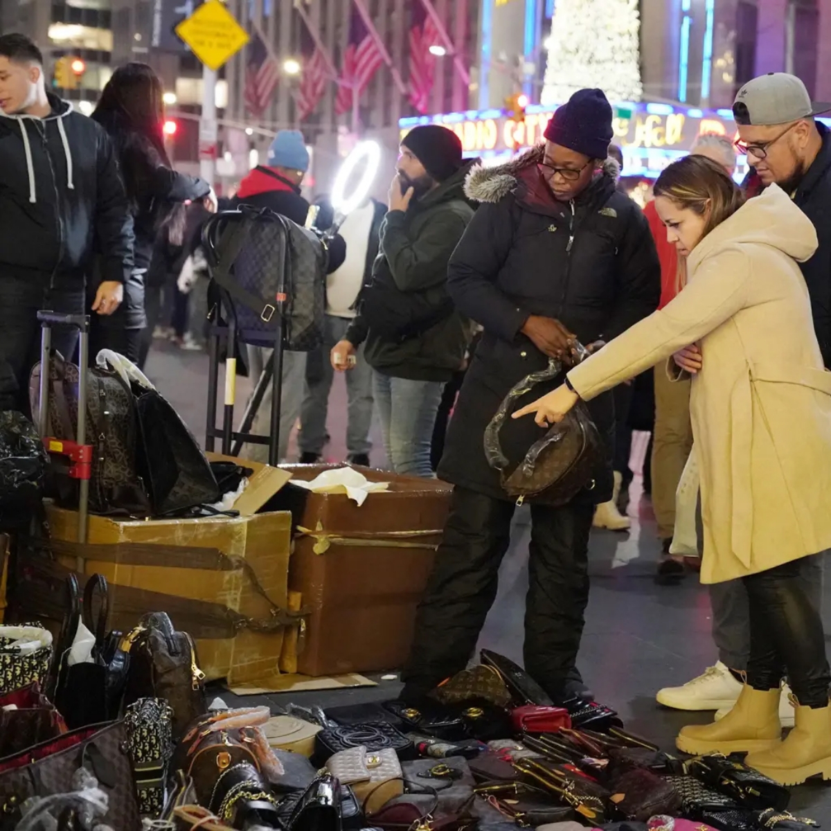 Kurangnya kesadaran konsumen yang masih membeli produk palsu (Sumber foto: https://nypost.com/)