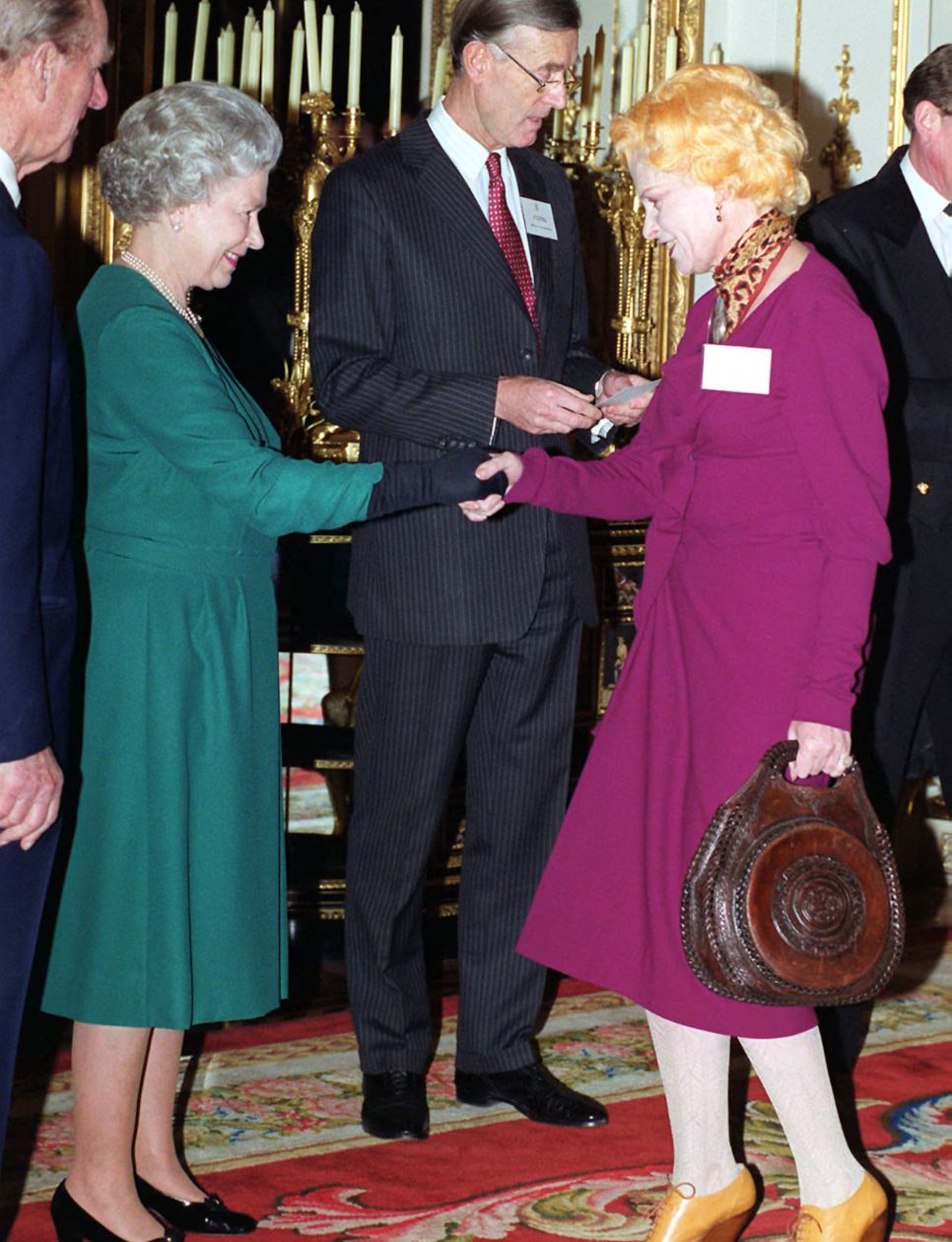 1. Dianugerahi Dame of the British Empire oleh Ratu Elizabeth II