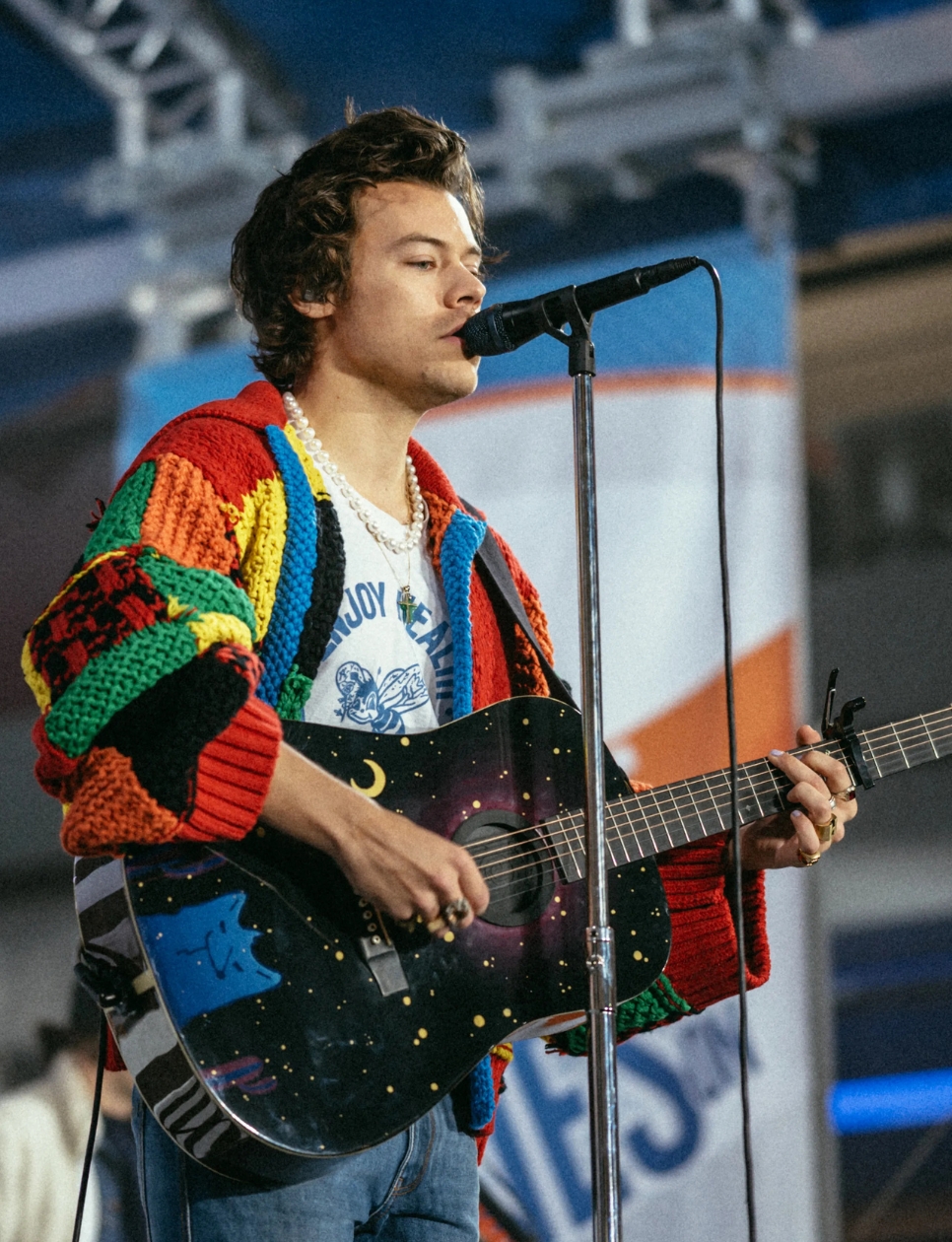 Sweater Patchwork Harry Styles yang populer ini adalah hasil karya Jonathan Anderson (sumber gambar: https://www.vogue.co.uk/miss-vogue/article/harry-styles-cardigan-crochet-tiktok-trend)