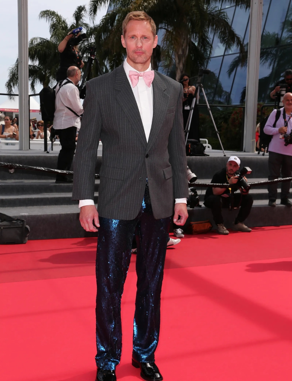 Alexander Skarsgård dalam Cannes Film Festival 2025 (sumber gambar: https://www.vogue.com/article/11-best-dressed-stars-from-cannes-film-festival-2025)