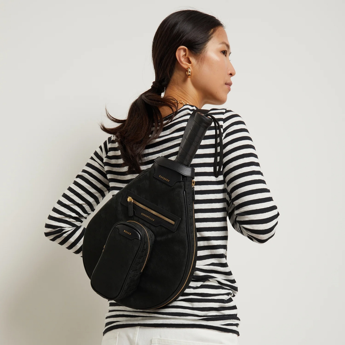 Tampilan tas padel saat dipakai (Sumber foto: https://www.anyahindmarch.com/)
