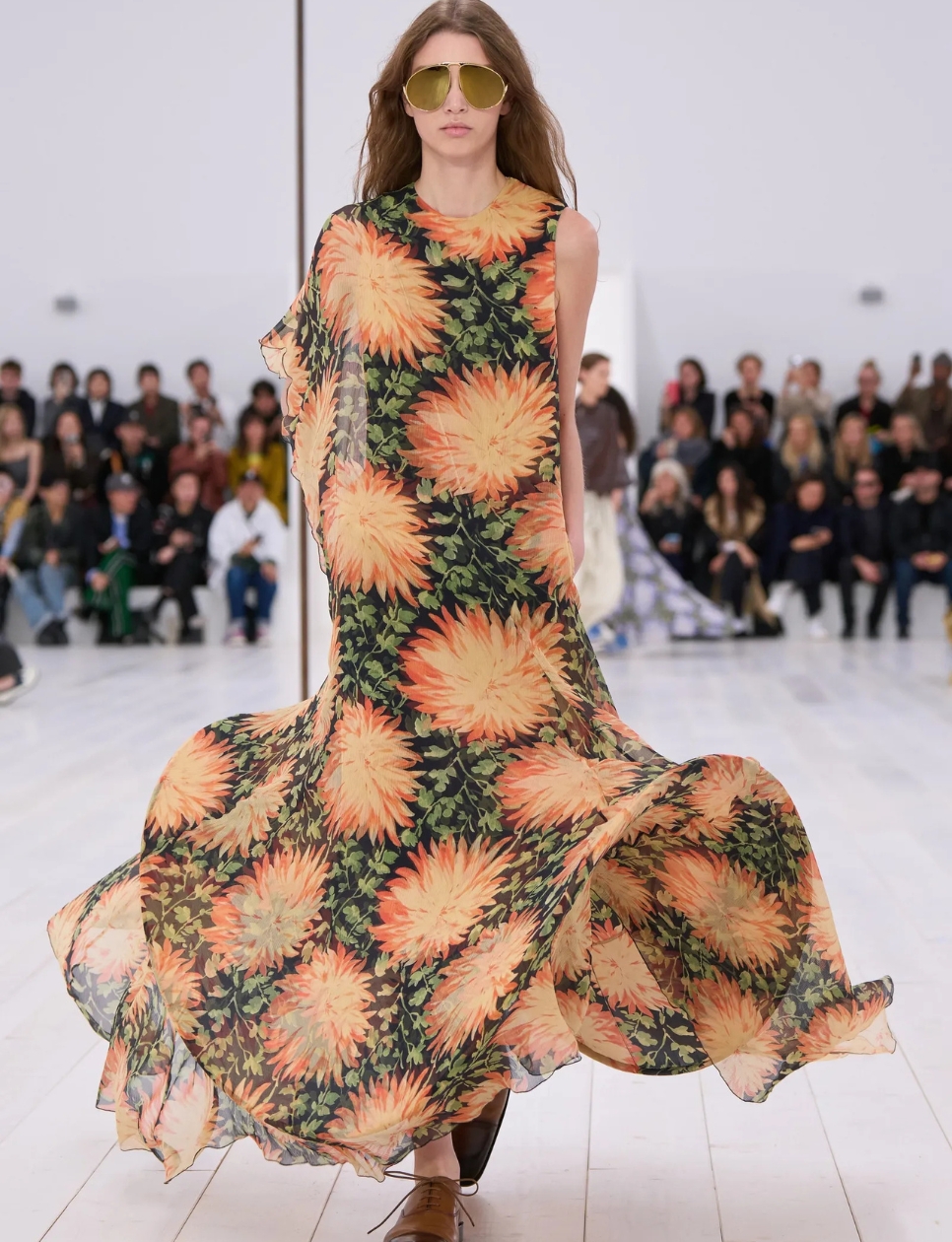 Jonathan Anderson's Spring/Summer 2025 show for Loewe received a standing ovation from many of his peers as well as Arnault. (sumber: https://www.voguebusiness.com/story/fashion/jonathan-anderson-has-been-appointed-sole-creative-director-of-dior)