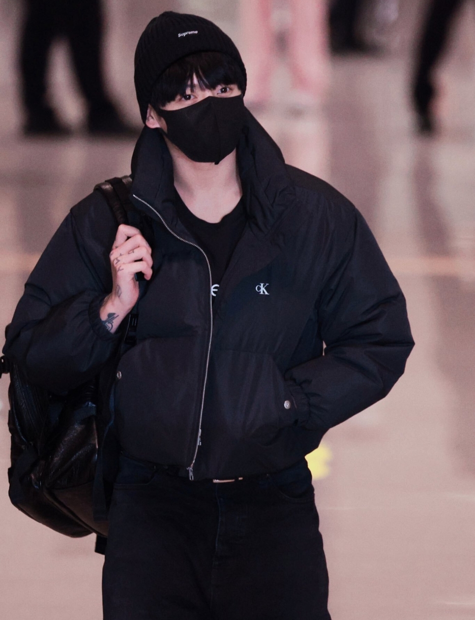 Airport fashion Jungkook BTS dalam suasana winter (sumber gambar: https://www.kpopmap.com/top-7-most-iconic-bts-jungkook-airport-fashion-moments/)