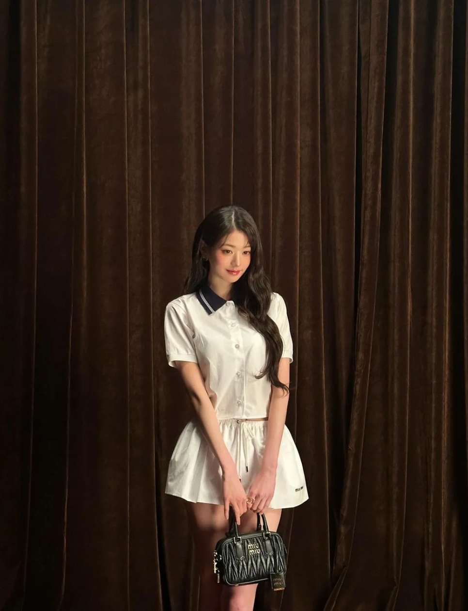 Jang Wonyoung dengan tennis style (sumber: https://looksteal.com/wonyoung-serves-blair-waldorf-with-an-upscale-schoolgirl-ensemble/ )