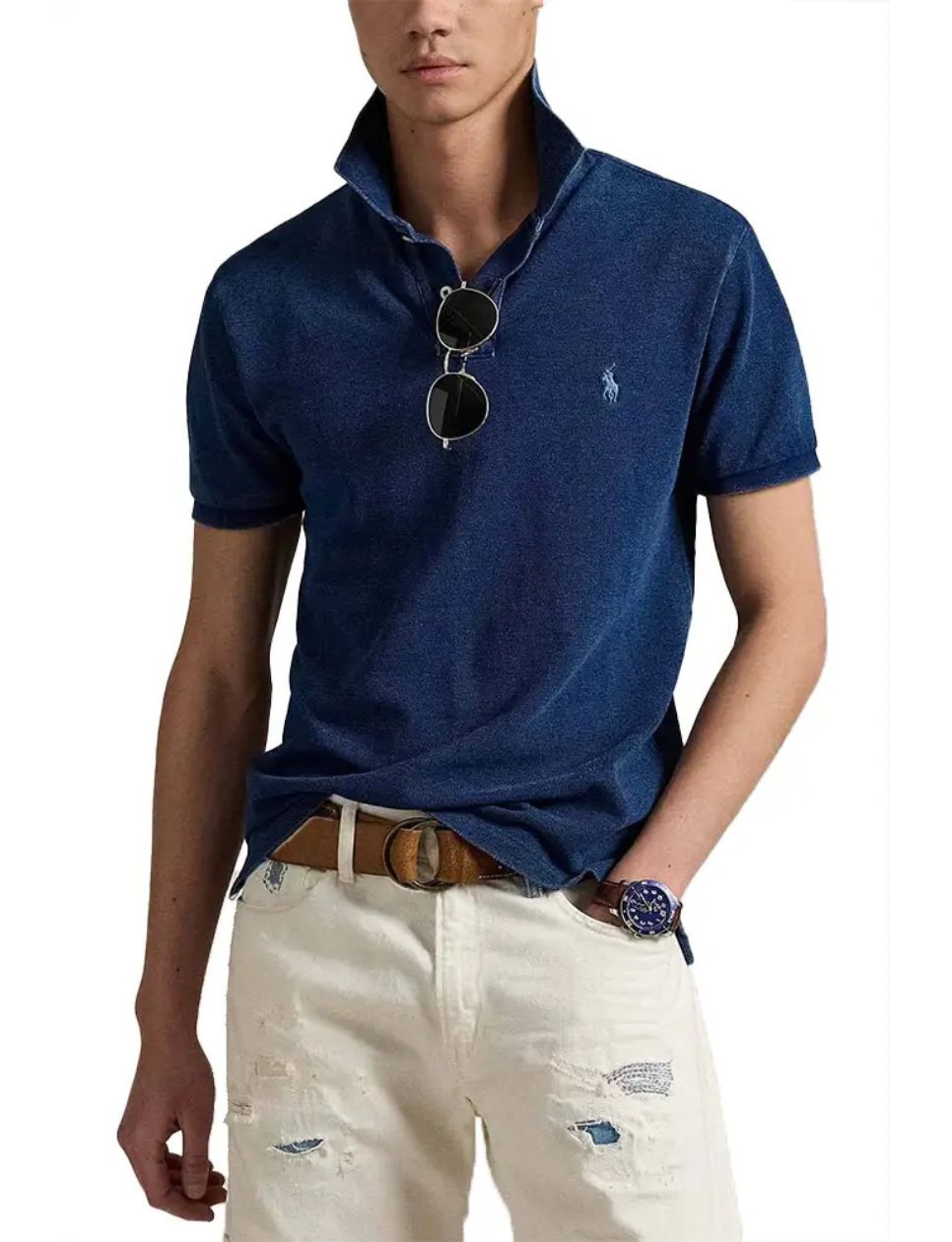 Polo shirt dengan warna Deja Vu Blue (sumber gambar: voilà.id)