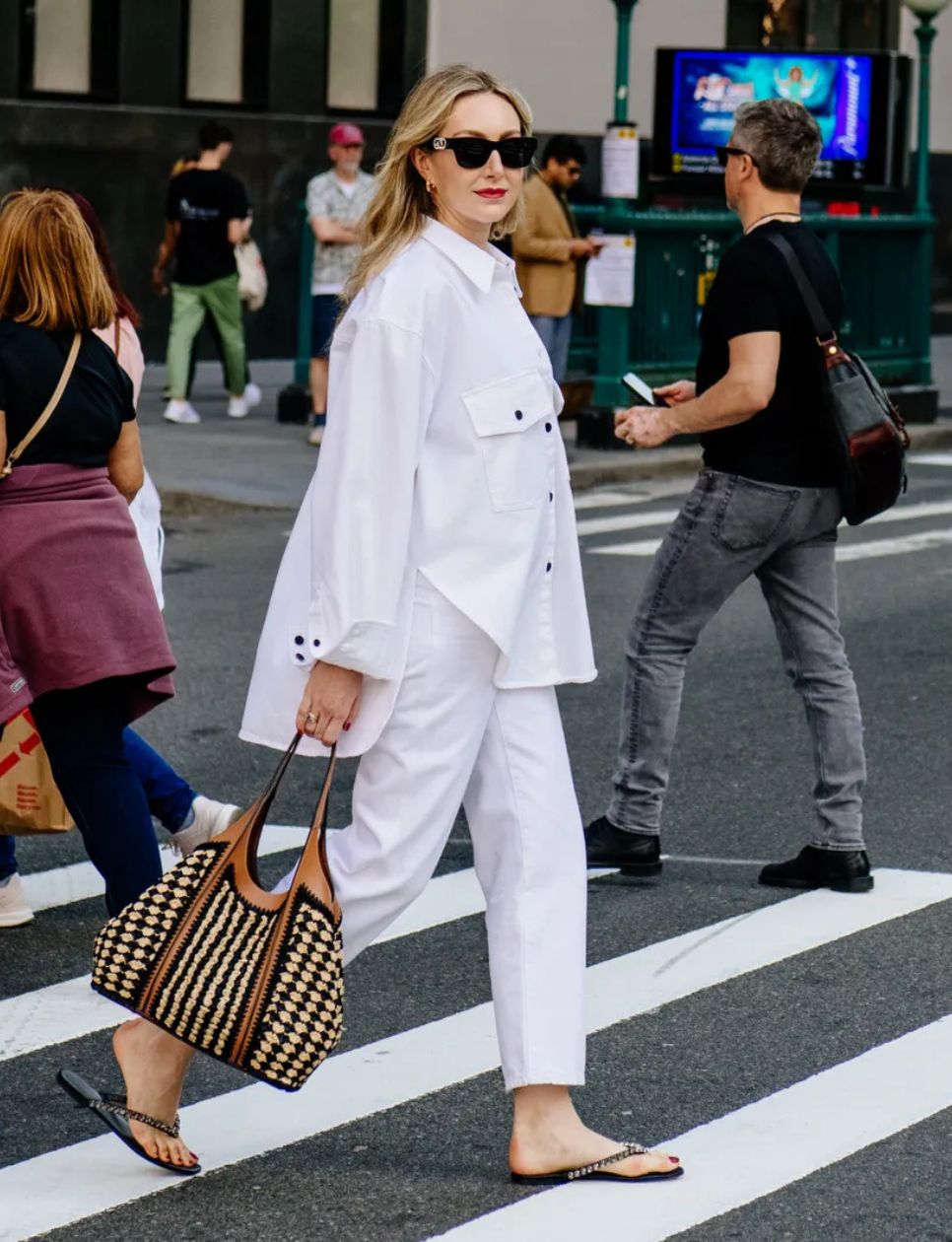 Kasual outif untuk streetwear yang edgy (sumber gambar: https://www.vogue.com/article/casual-wear-outfit-formulas)