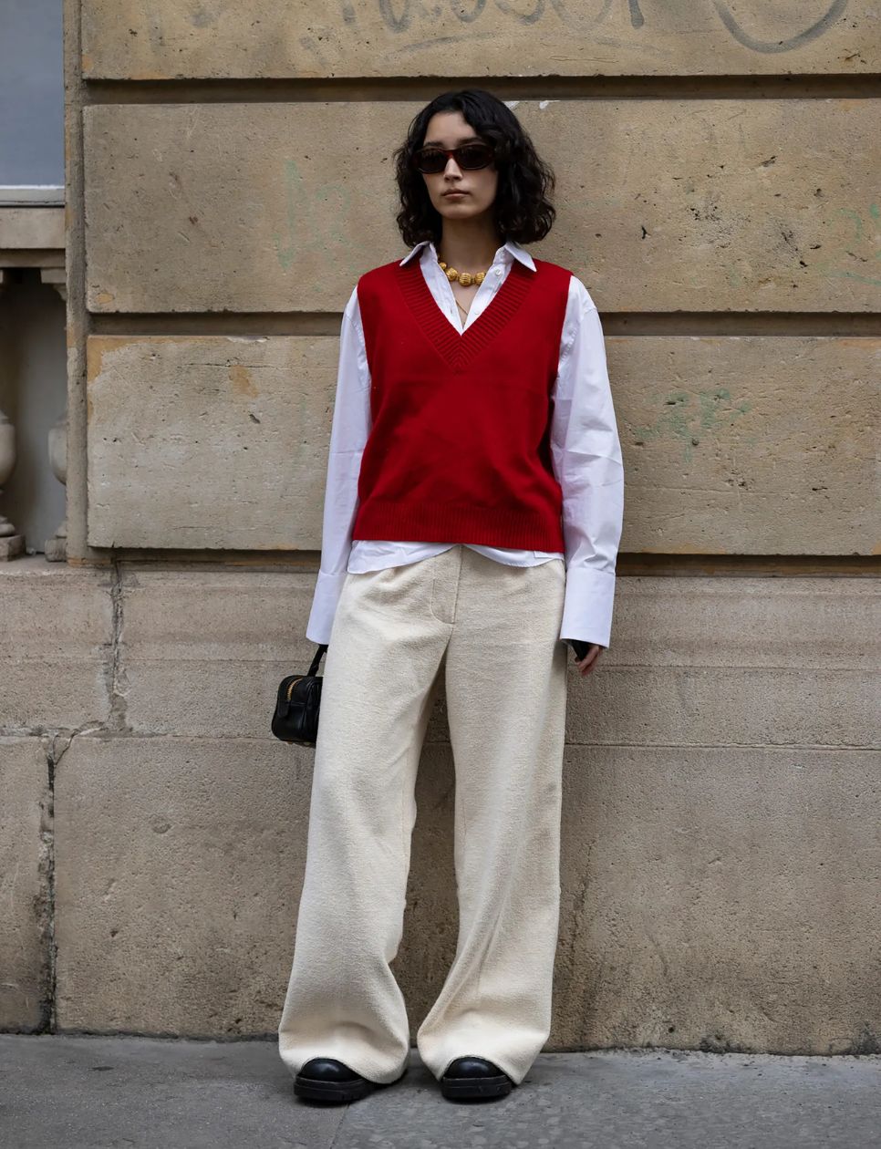 Busana merah putih untuk merayakan kemerdekaan (sumber gambar: https://www.vogue.mx/articulo/como-llevar-pantalones-baggy-color-beige-en-otono-2024)