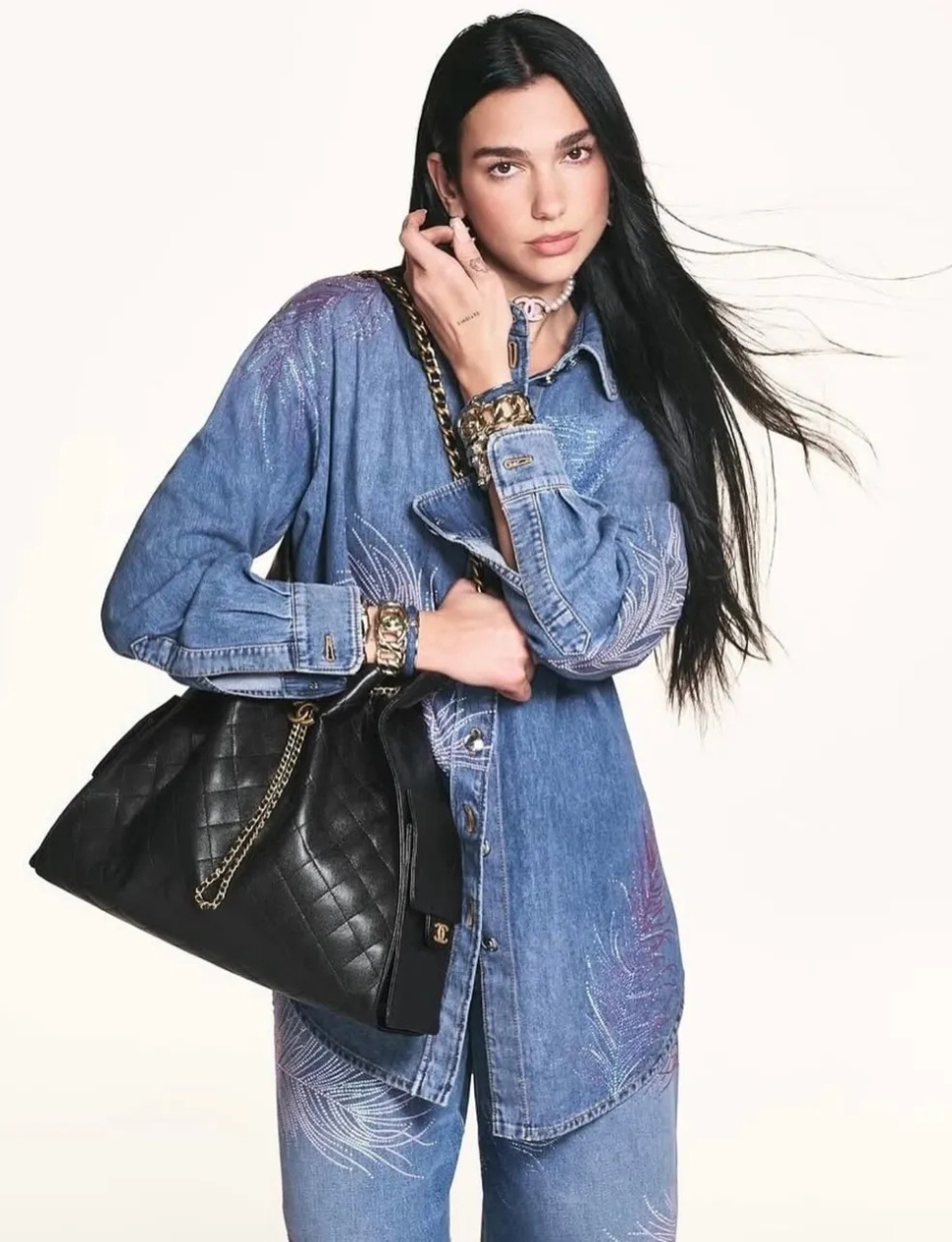 Dua Lipa dengan tas Chanel C25 (sumber gambar: instagram.com/duachile)