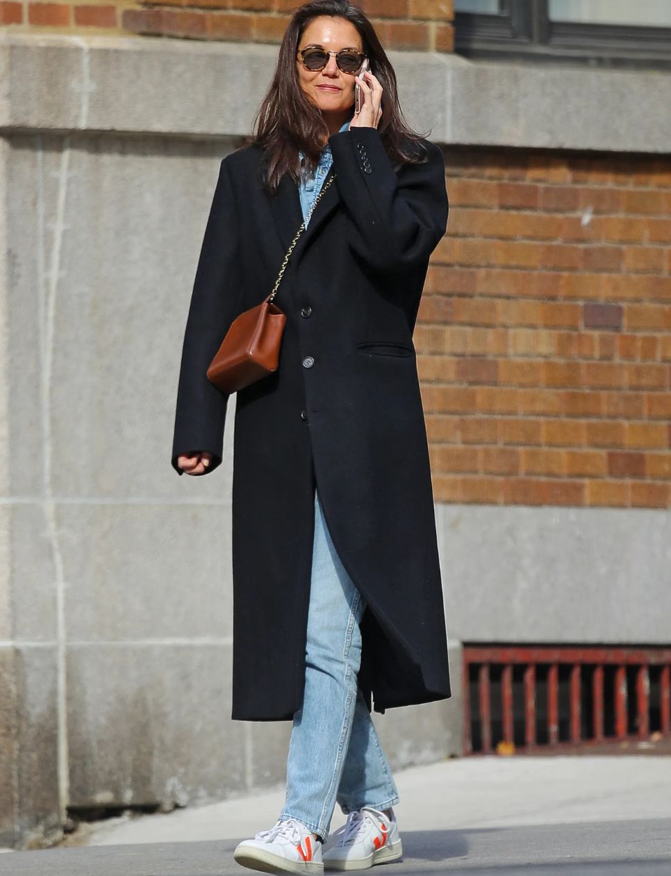 Katie Holmes yang mempunyai jenis tubuh ramping yang cocok dengan shoulder bag kecil (sumber gambar: https://www.vogue.com/vogueworld/article/celebrity-style-crossbody-bags)