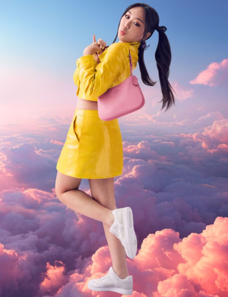 Lee Youngji dengan Coach Nolita (https://www.eonline.com/news/1398279/south-korean-rapper-youngji-lee-wants-you-to-break-molds-with-coach-outlets-latest-colorful-drop)