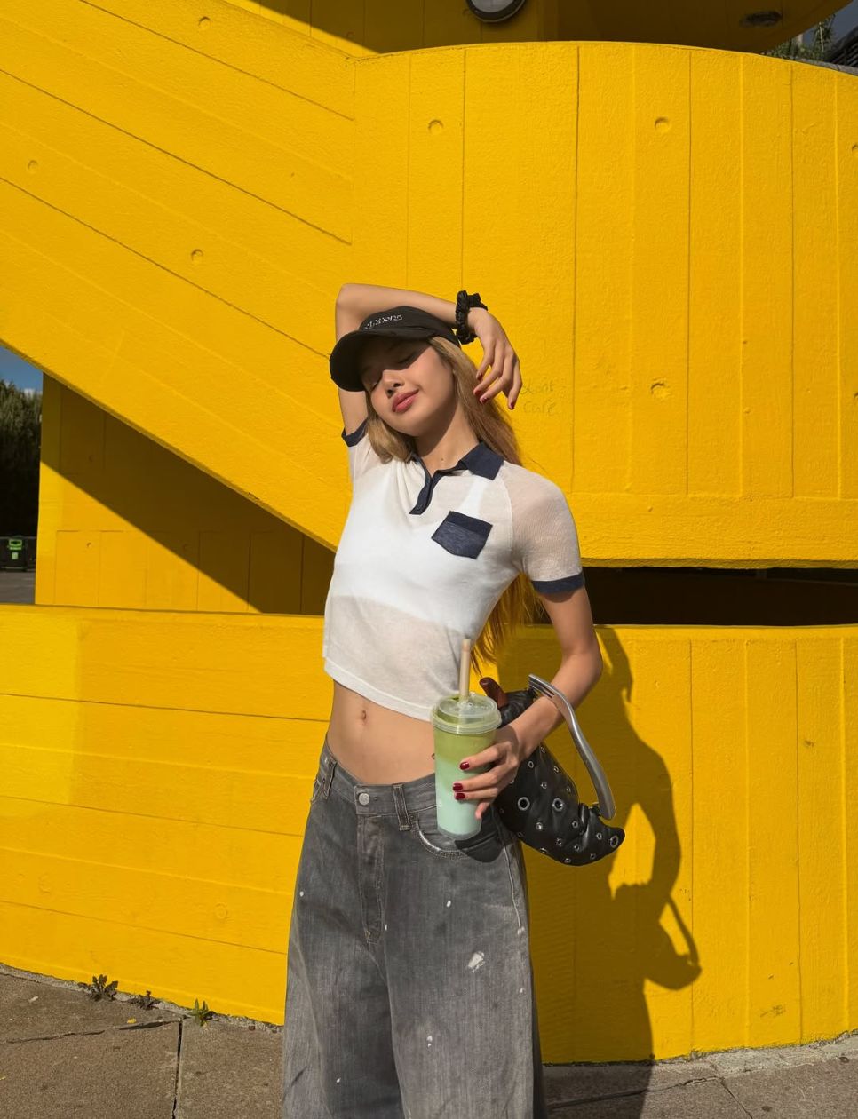 Lisa Blackpink dengan outfit kasual andalannya (sumber gambar: instagram.com/lalalalisa_m)