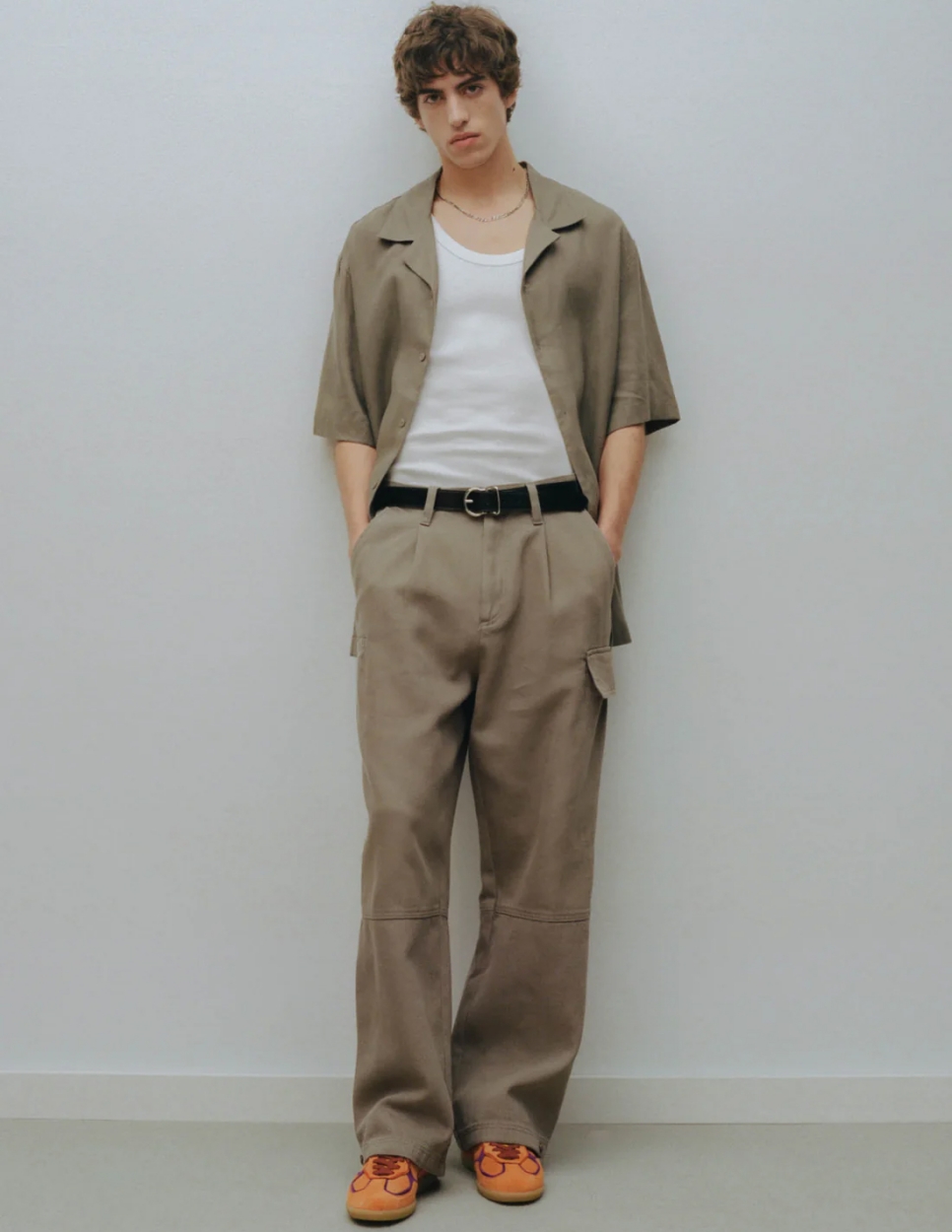 Model memakai Tb.490 Rife Orange Leather Sneakers (Sumber foto: alohas.com)