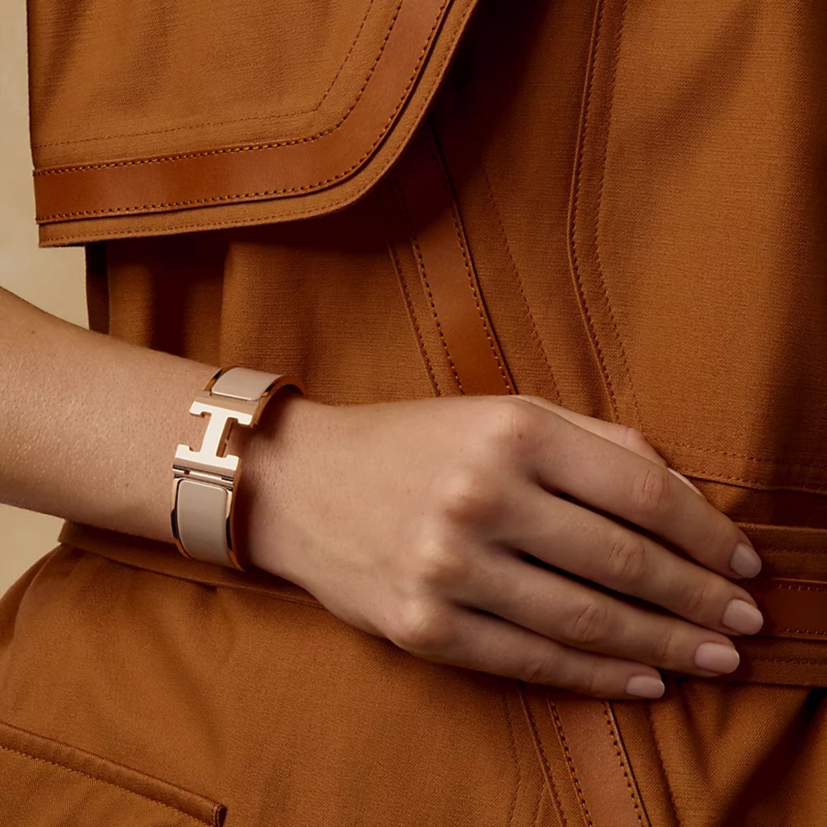 Model memakai Clic Clac H bracelet (Sumber foto: www.hermes.com)