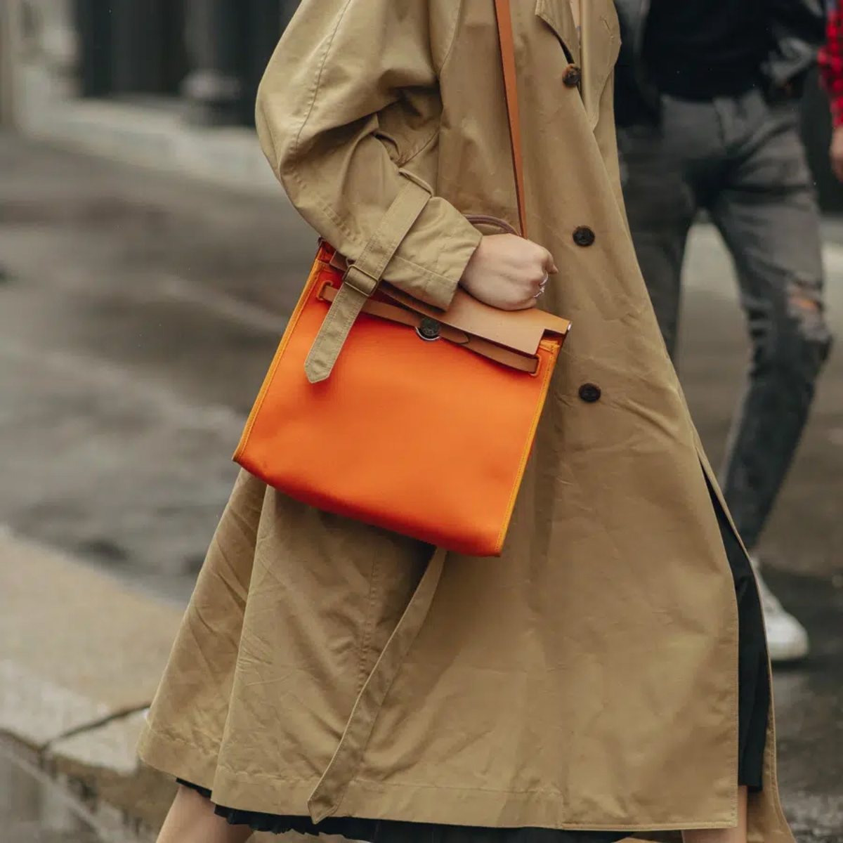 Model memakai tas Hermès Herbag (Sumber foto: www.purseblog.com)