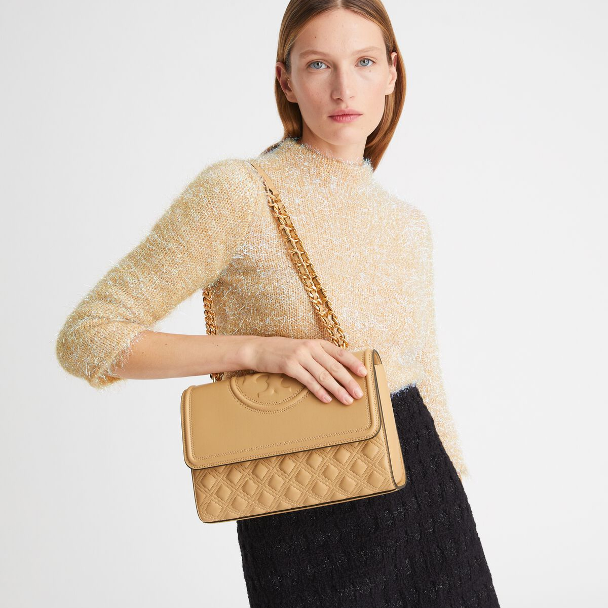 Model memakai Fleming Convertible Shoulder Bag (Sumber foto: www.toryburch.ae/)