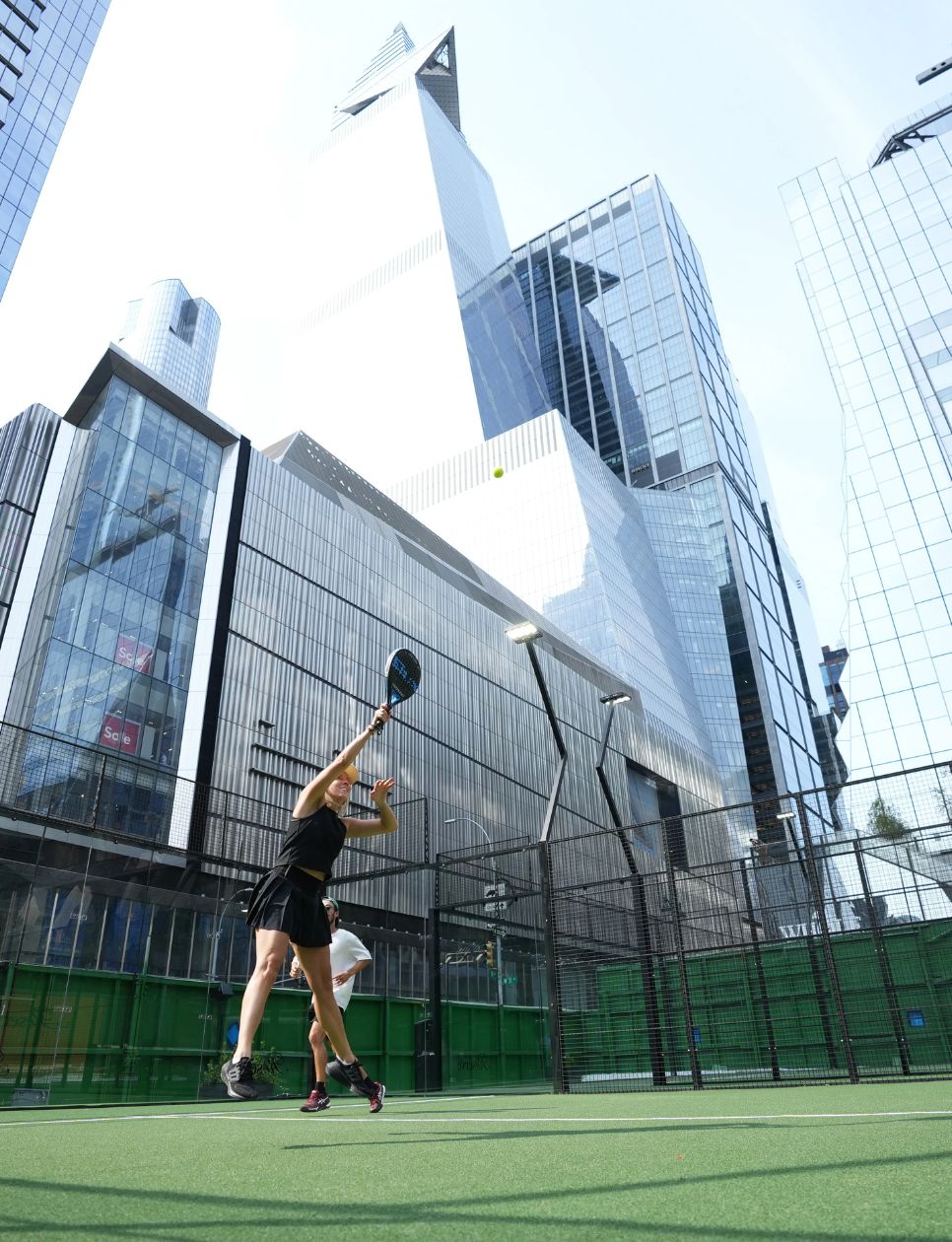 Suasana saat permainan padel (sumber gambar: https://www.vogue.com/article/what-is-padel)