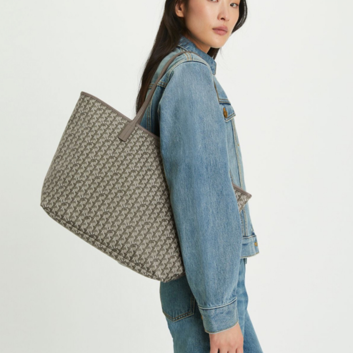 Tas Ever-Ready nyaman dipakai (Sumber foto: www.toryburch.ae)