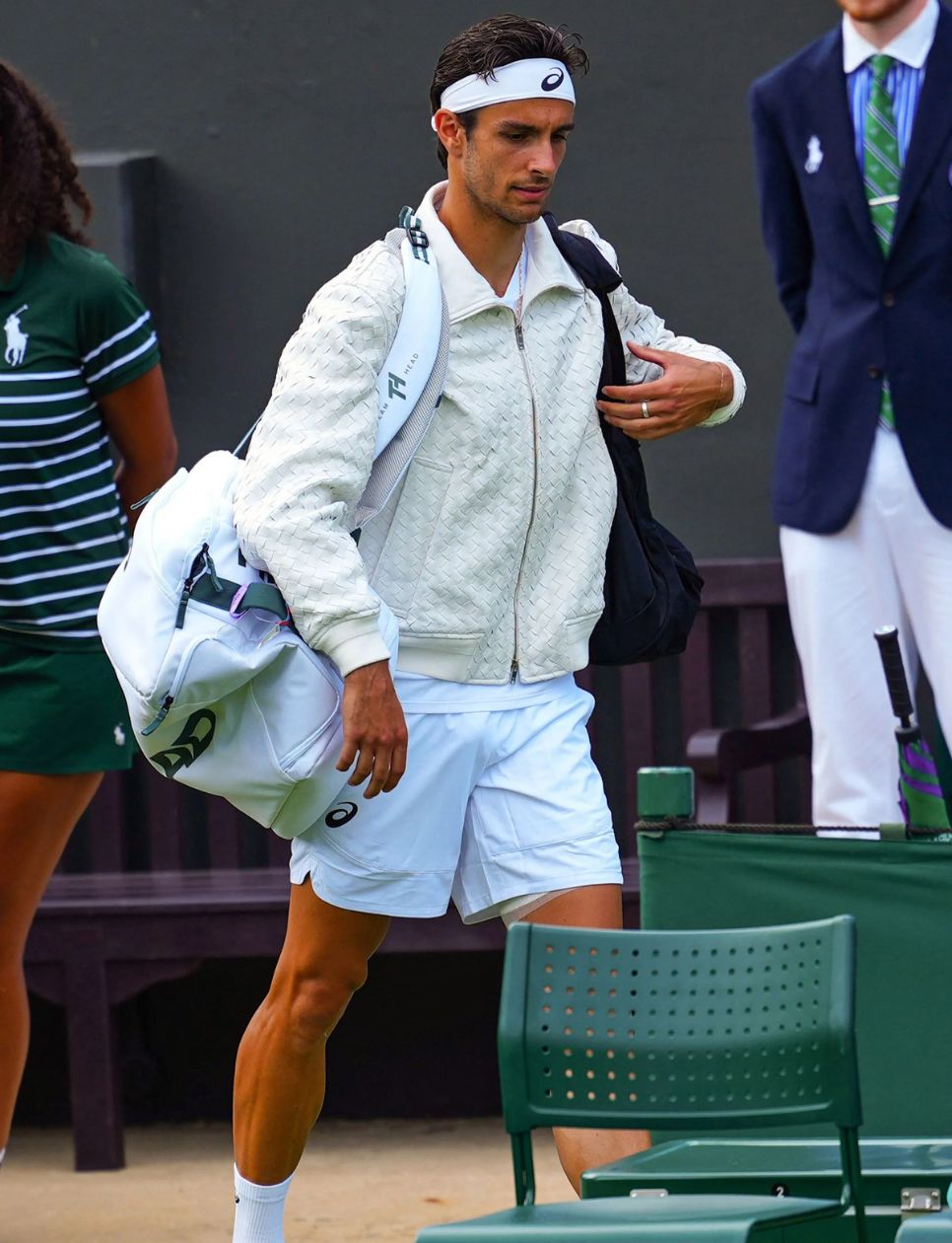 5. Perbedaan Outfit Padel dan Tenis