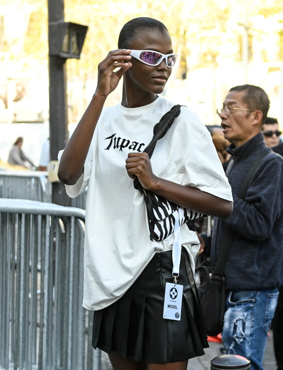 9. Pleated Skirt dengan Graphic Tee