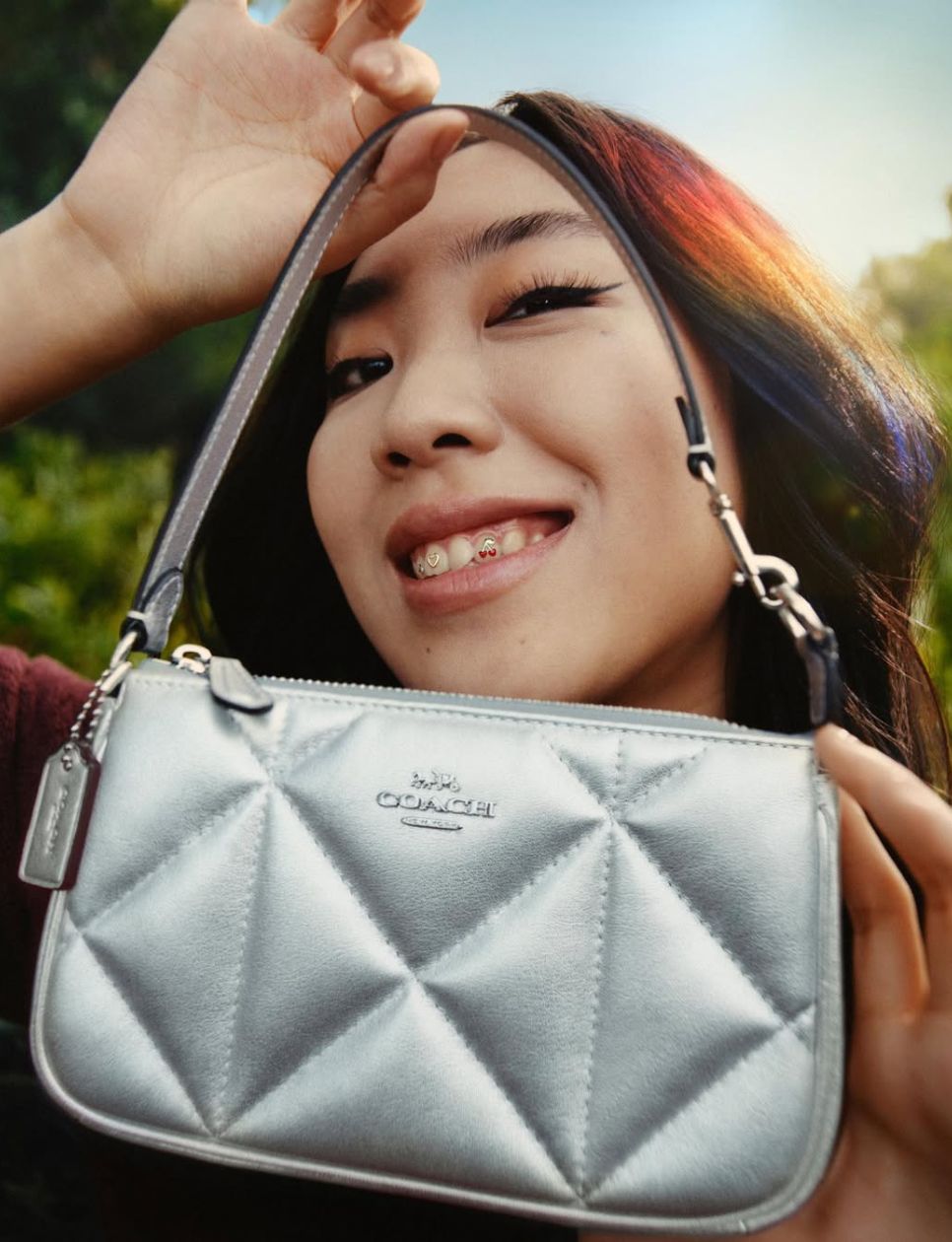 Lee Youngji dalam kampanye #WearYourShine dari Coach untuk Fall 2023 (sumber gambar: instagram.com/coach)