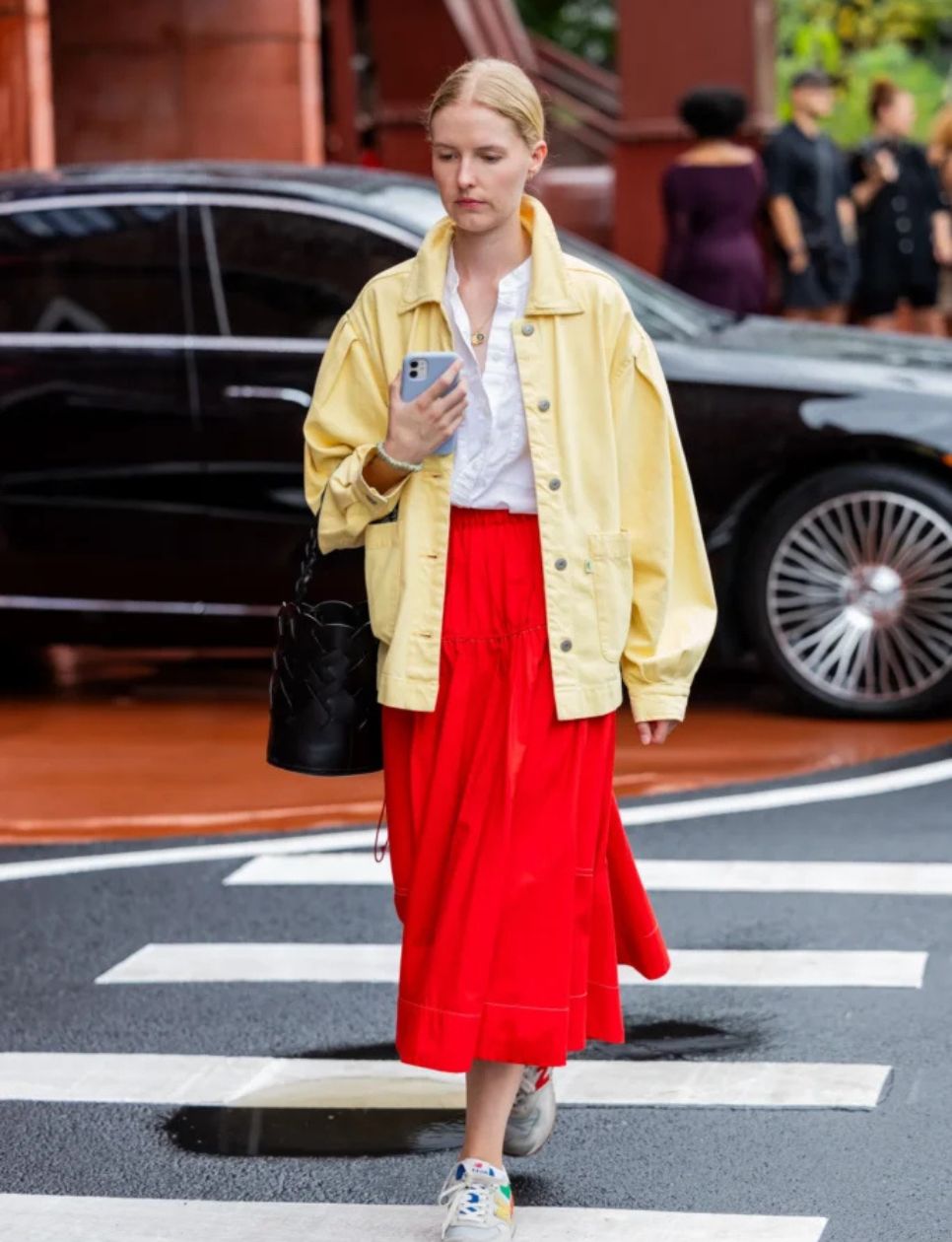2. Kombinasi Elegan Kemeja Putih dan Rok Merah