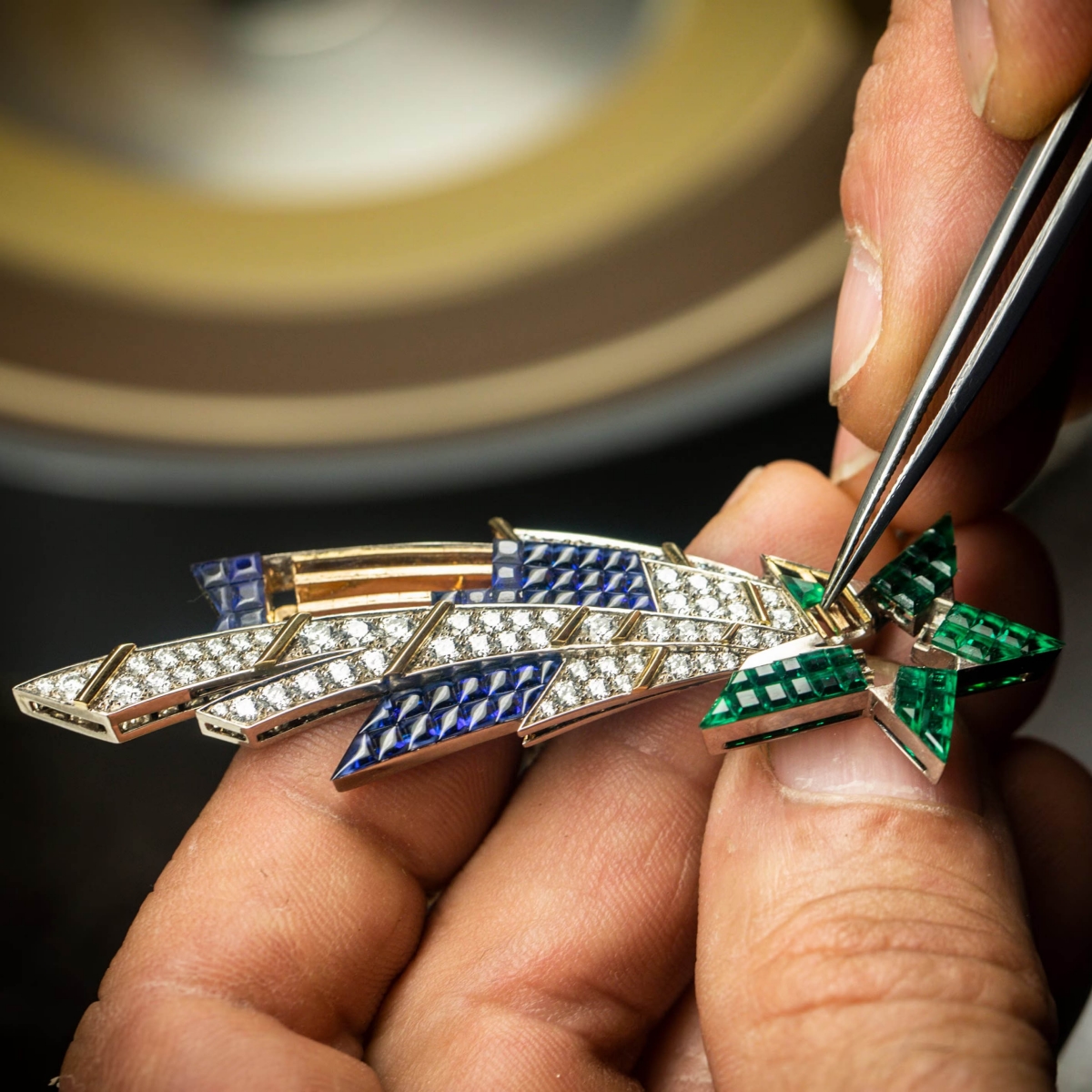 Teknik “Mystery Set” (Sumber foto: www.vancleefarpels.com)