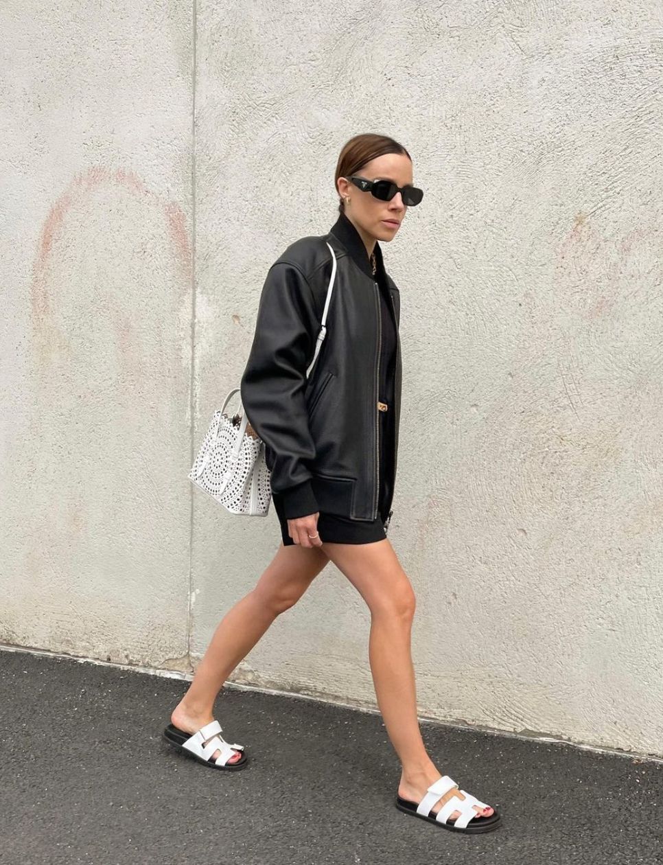 Tina Lundin membawa Alaia Mina Klasik (sumber gambar: https://www.laiamagazine.com/new-designer-cult-bag-alaia-le-papa/)