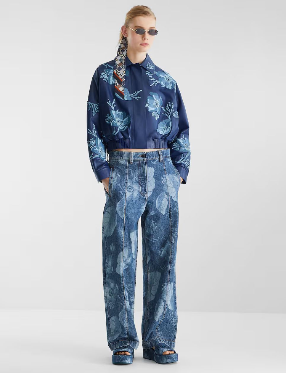 Koleksi dari Fendi dengan warna Deja Vu Blue (sumber gambar: https://www.fendi.com/au-en/woman/new-in/fendi-first-crystal-fashion-show-sunglasses-fol043v1tf094d?srsltid=AfmBOorBK9cS1xZhtQ6Yz2gvjIRxDPuGIgN4PIN-cdv00RFtVbRIEXo1)