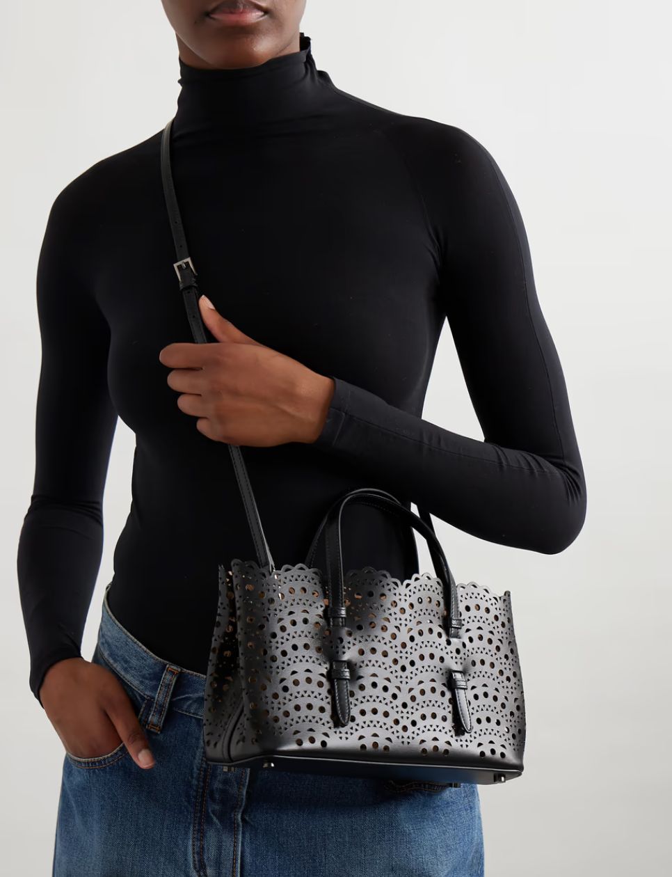 Alaia Mina E/W (sumber gambar: net-a-porter)