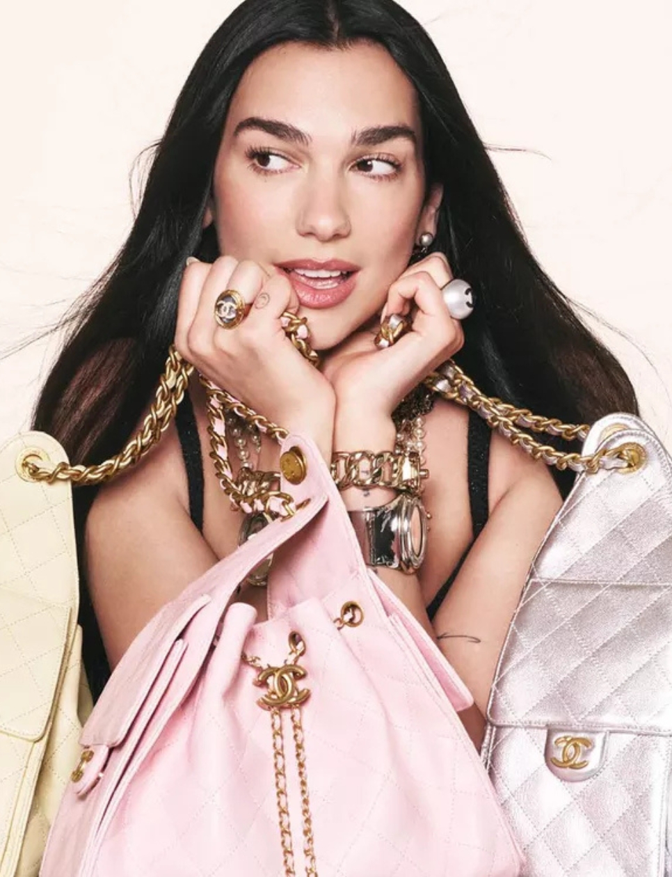 Dua Lipa dengan tas Chanel C25 (sumber gambar: instagram.com/https://www.voguescandinavia.com/articles/dua-lipa-chanel-25-bag)