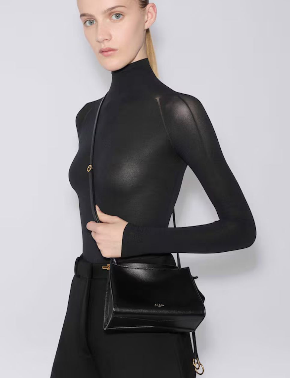 2. Small Square Bag, Tas Mini Edgy untuk Tampilan Bold dan Kompak