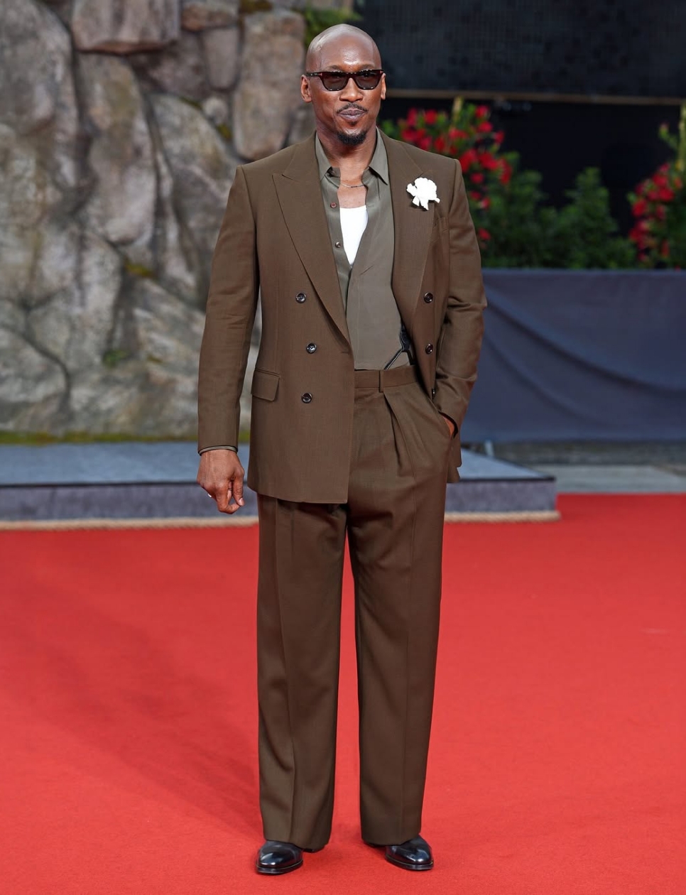 Mahershala Ali mengenakan outfit Tom Ford di premiere of “Jurassic World: Rebirth”, 2025 di Berlin, Jerman (Sumber foto: Instagram/tomford)