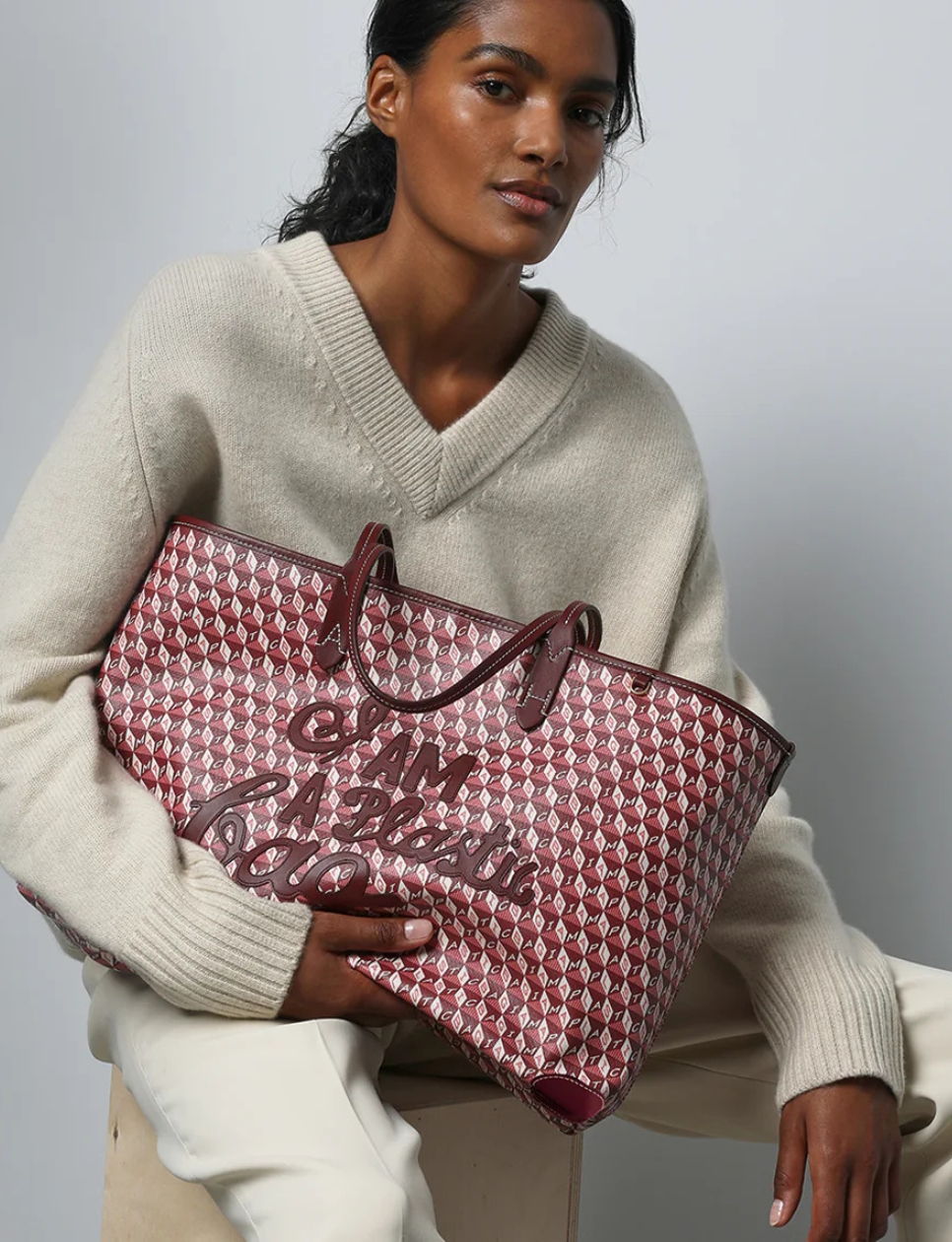 I Am A Plactic Bag dari Anya Hindmarch (sumber gambar: https://www.anyahindmarch.com/blogs/experience/i-am-a-plastic-bag)
